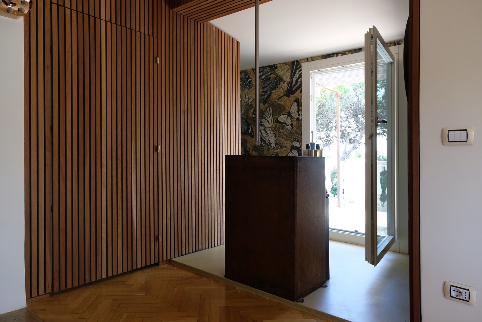 Dusj og toalett plassert i nisjer. Galleribilde