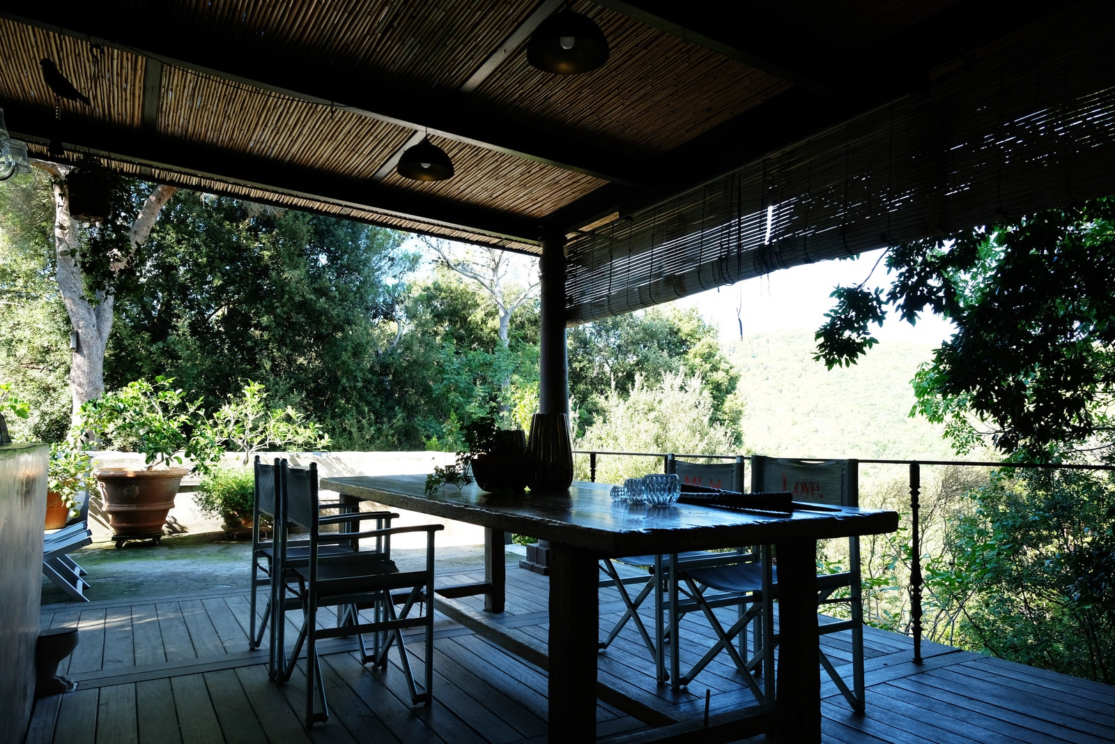 Soner ute hvor en kan sitte beskyttet for den sterke solen og for fuktighet om. kvelden. Galleribilde