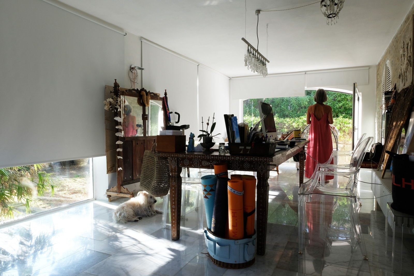 Det elegante interiør mot den ville naturen, store glassflater slipper inn det grønne. Galleribilde