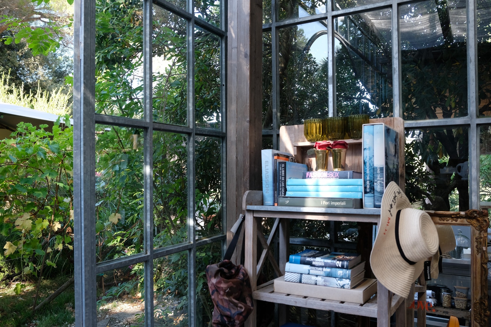 Limonaia-huset inn i den grønne hagen. Galleribilde