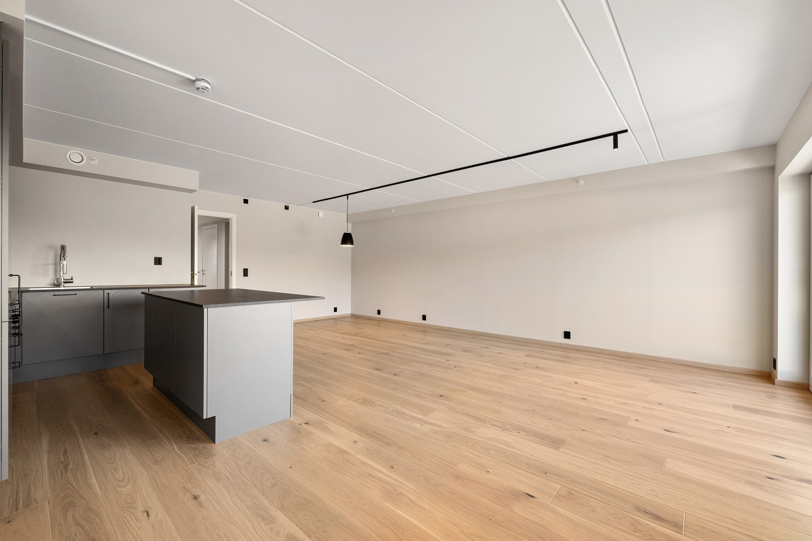 Leiligheten er ført opp etter TEK 17. Det er godt med stikkontakter og takpunkt. Galleribilde