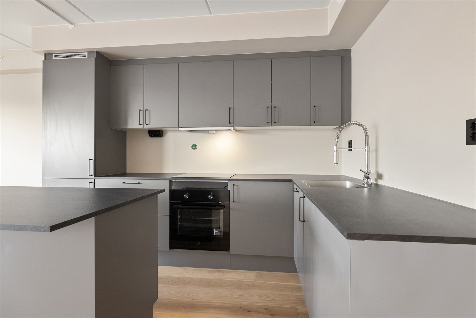 Moderne kjøkken med grå fronter og laminat benkeplate. Rikelig med skap- og benkeplass. Galleribilde