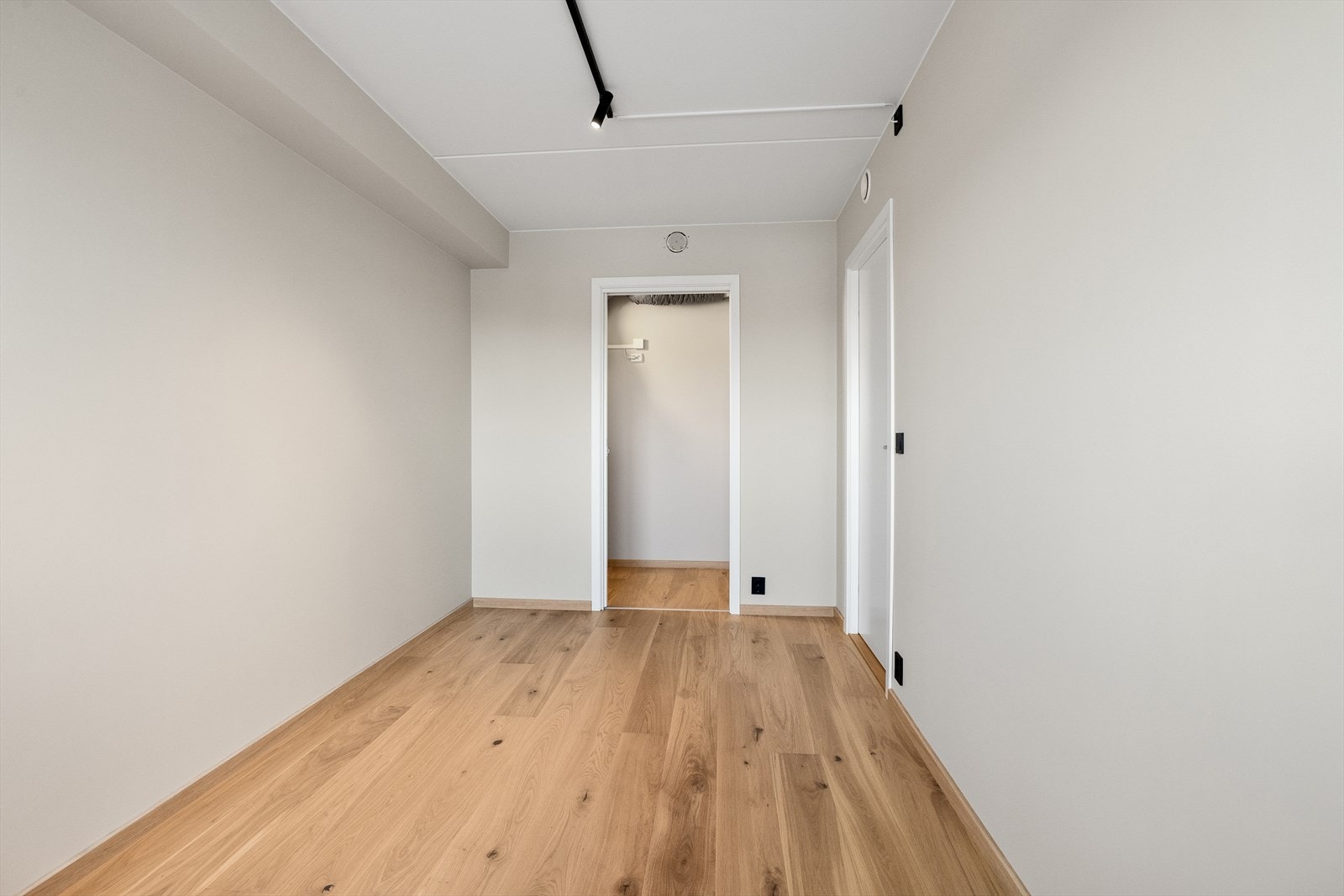 Leiligheten har to soverom hvor vinduer vender mot rolig boligfelt. Galleribilde