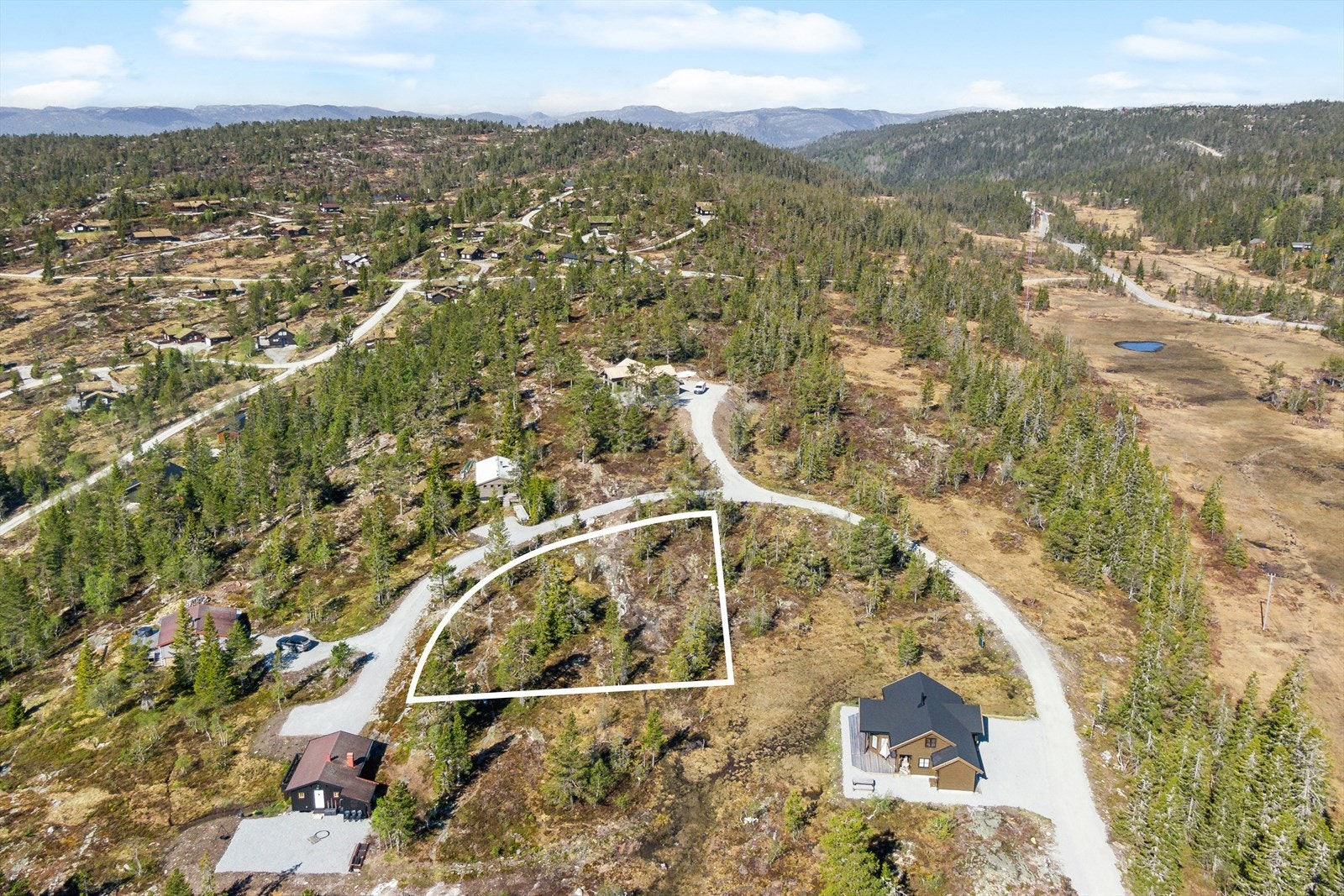 Flott selveier tomt på 1764 kvm. Tomten er avbildet med en skissert tomtegrense. Dette er kun en skisse og kan ikke anses som nøyaktige tomtegrenser. Galleribilde