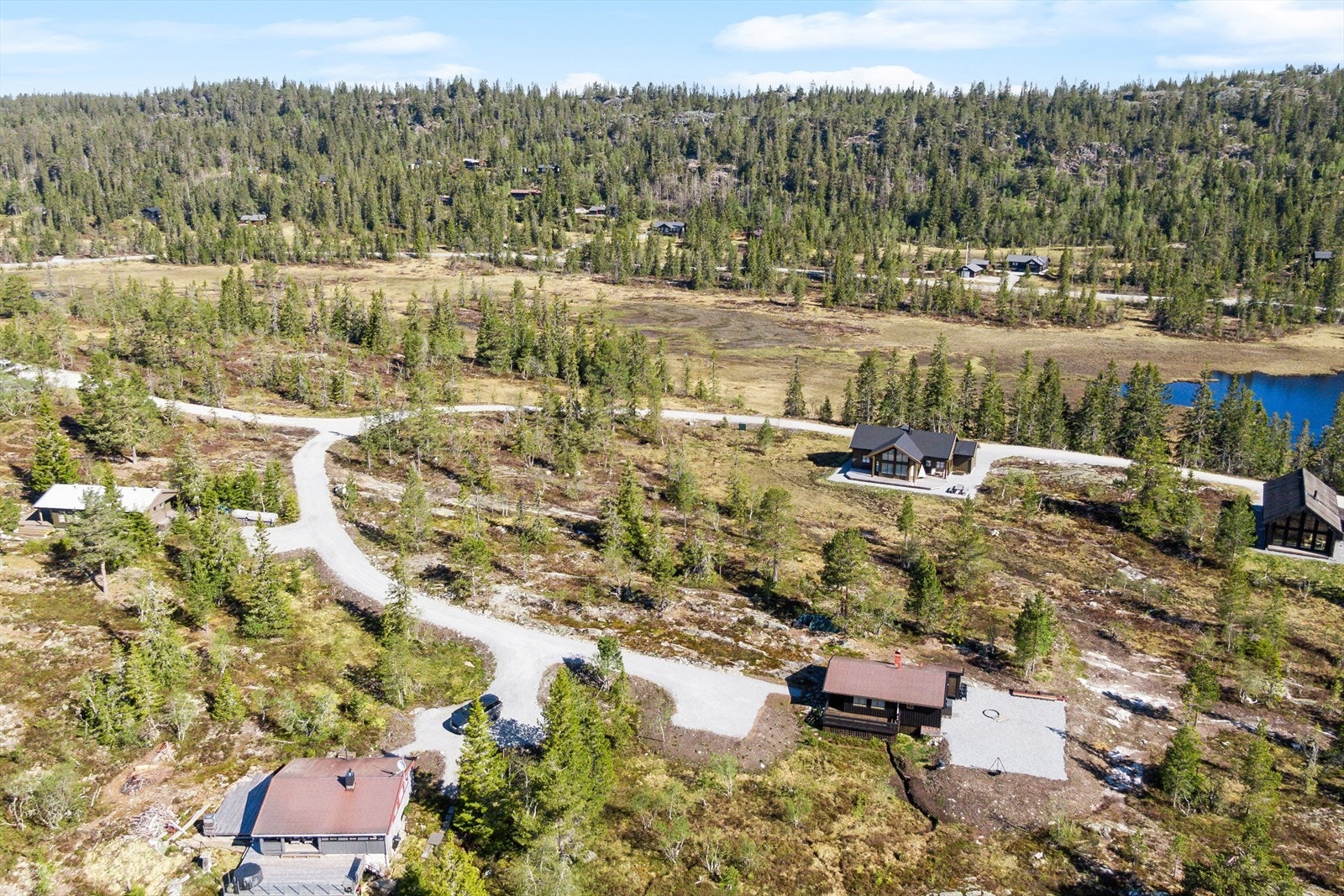På vår - og sommerhalvåret er både Breilivatn og Holmvatn ypperlig for fiske - og båtaktiviteter. Det er anledning til en kanotur i nydelige omgivelser ved å starte på Breilivant som ligger litt nedenfor hytta, og ta seg derfra til flere alternative turer Galleribilde