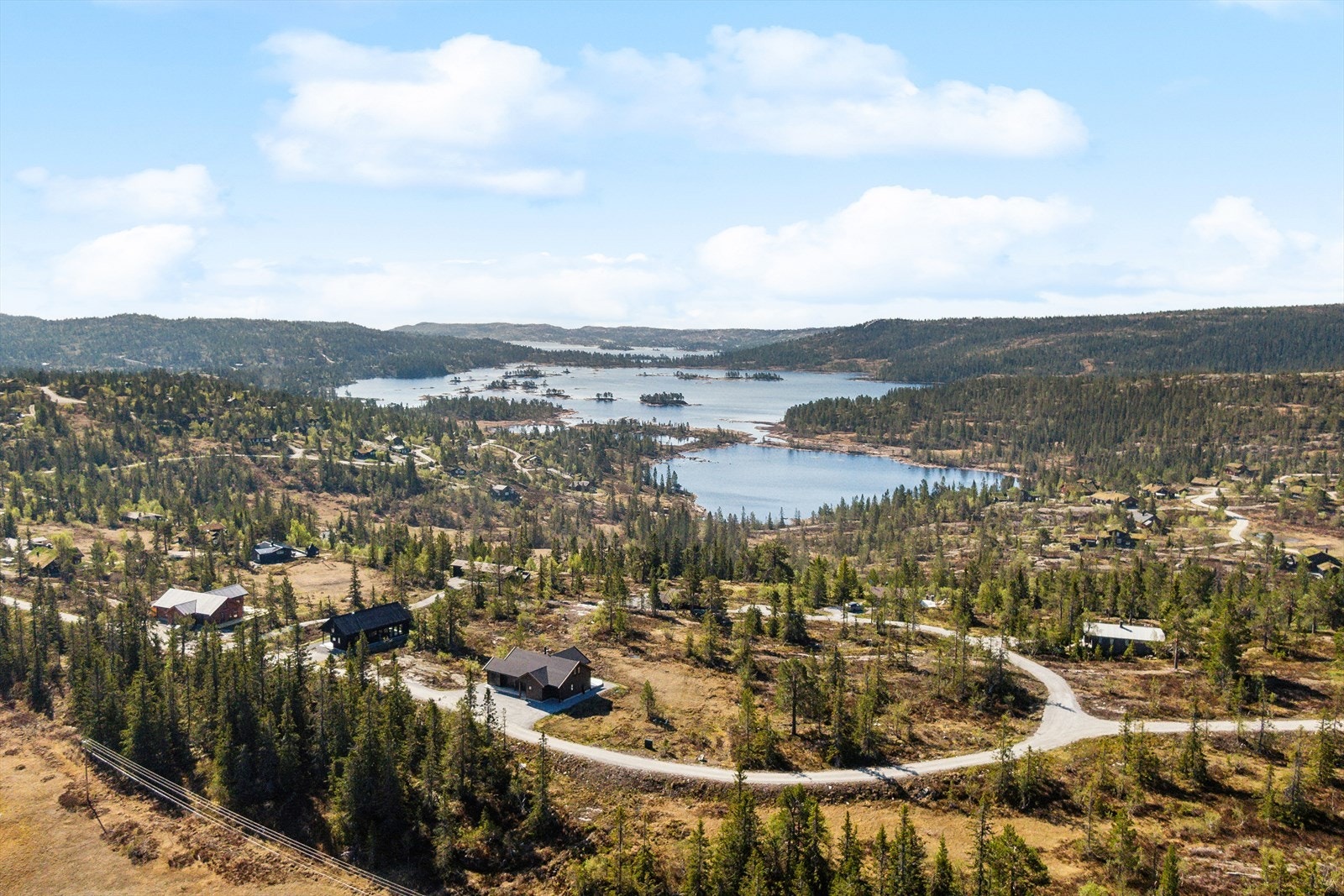 Her er det flere tur- og aktivitetsmuligheter sommer som vinter i naturskjønne omgivelser med nydelig utsikt ned til Breilivatn fra tomten. Galleribilde