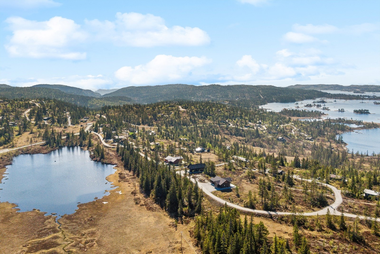 Tomten har lett skrånende naturterreng med tilknytning til veg. Fantastisk utsikt mot fjellene og tilknytning til vann. Galleribilde