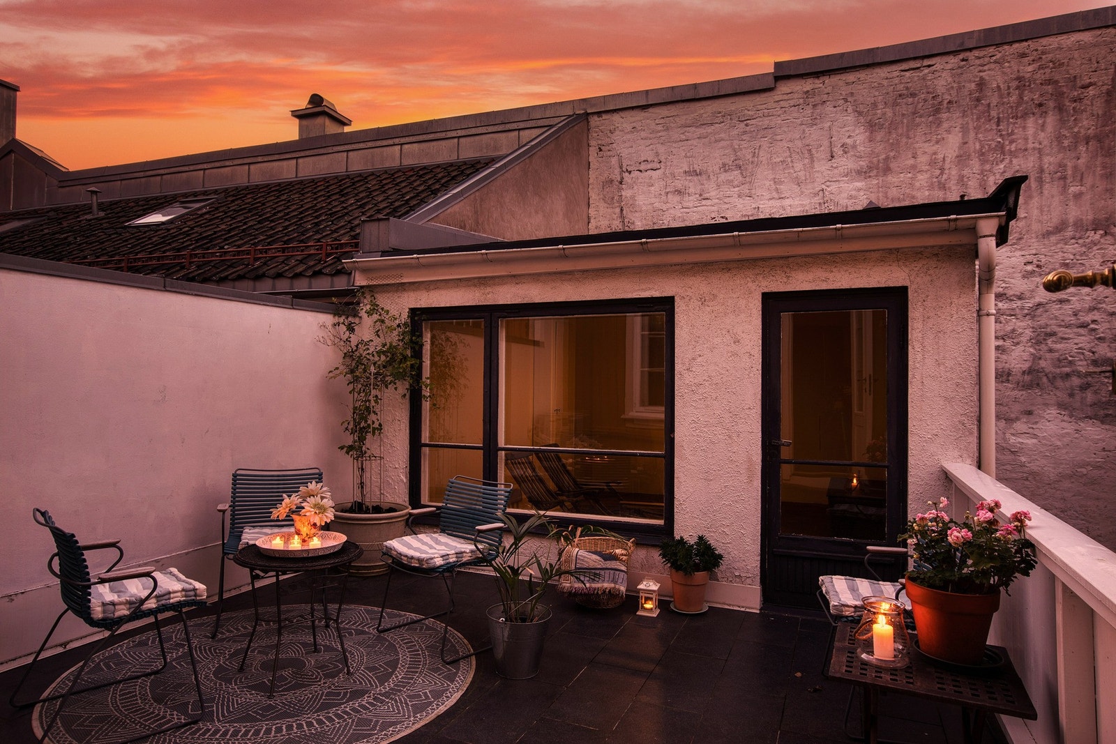 Takterrasse i bakgården med gode solforhold og atelier Galleribilde