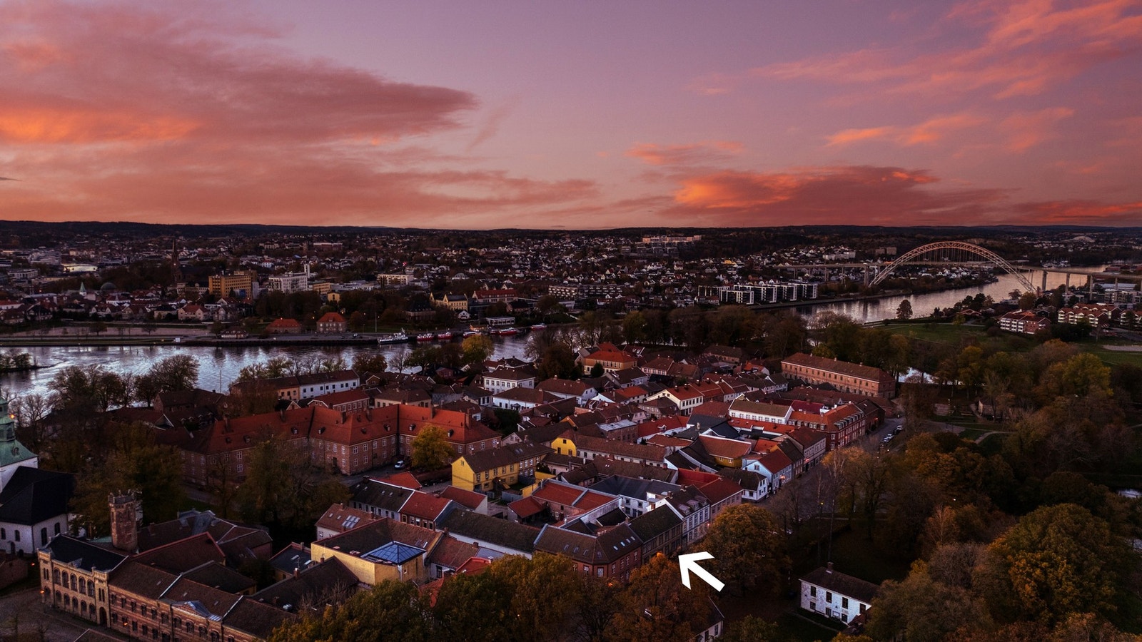 Voldgaten 6 ligger noe tilbaketrukket med utsikt mot vollane Galleribilde