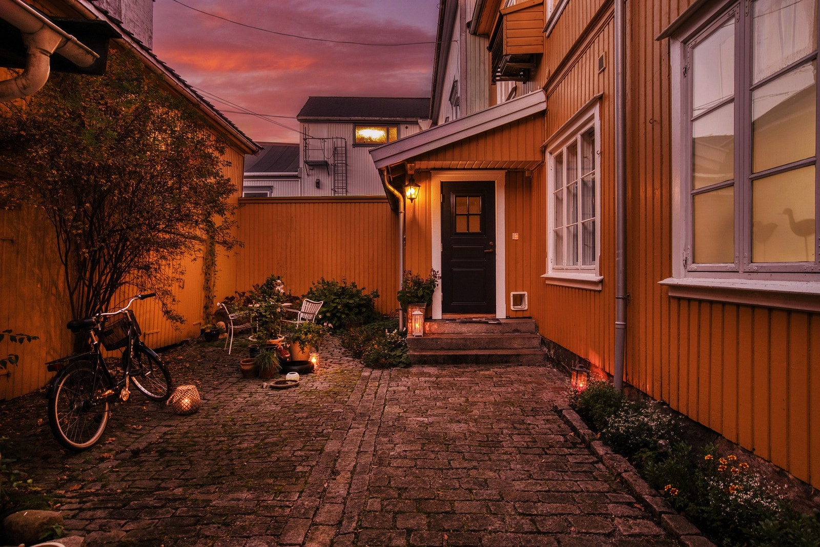 Egen inngang med klassisk og innbydende fasade. Uthuset har godt med lagring Galleribilde