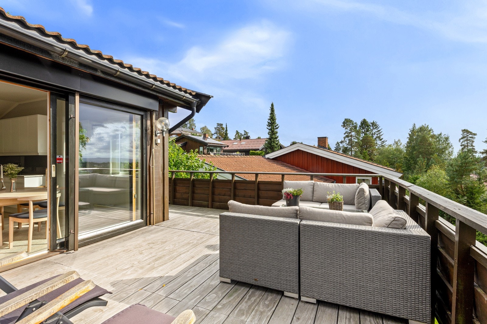 Stor og solrik terrasse på 28 kvm, perfekt for hygge fra morgen til kveld og med nydelig utsikt Galleribilde