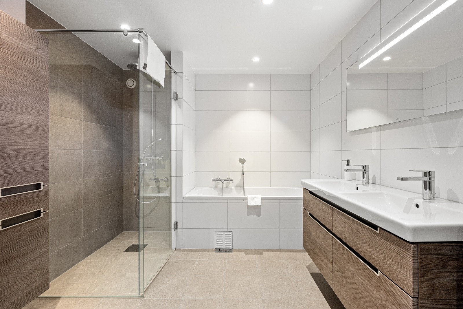 Badet fra 2016 har dusj med felt og dør i herdet glass, badekar og dobbeltservant. Galleribilde