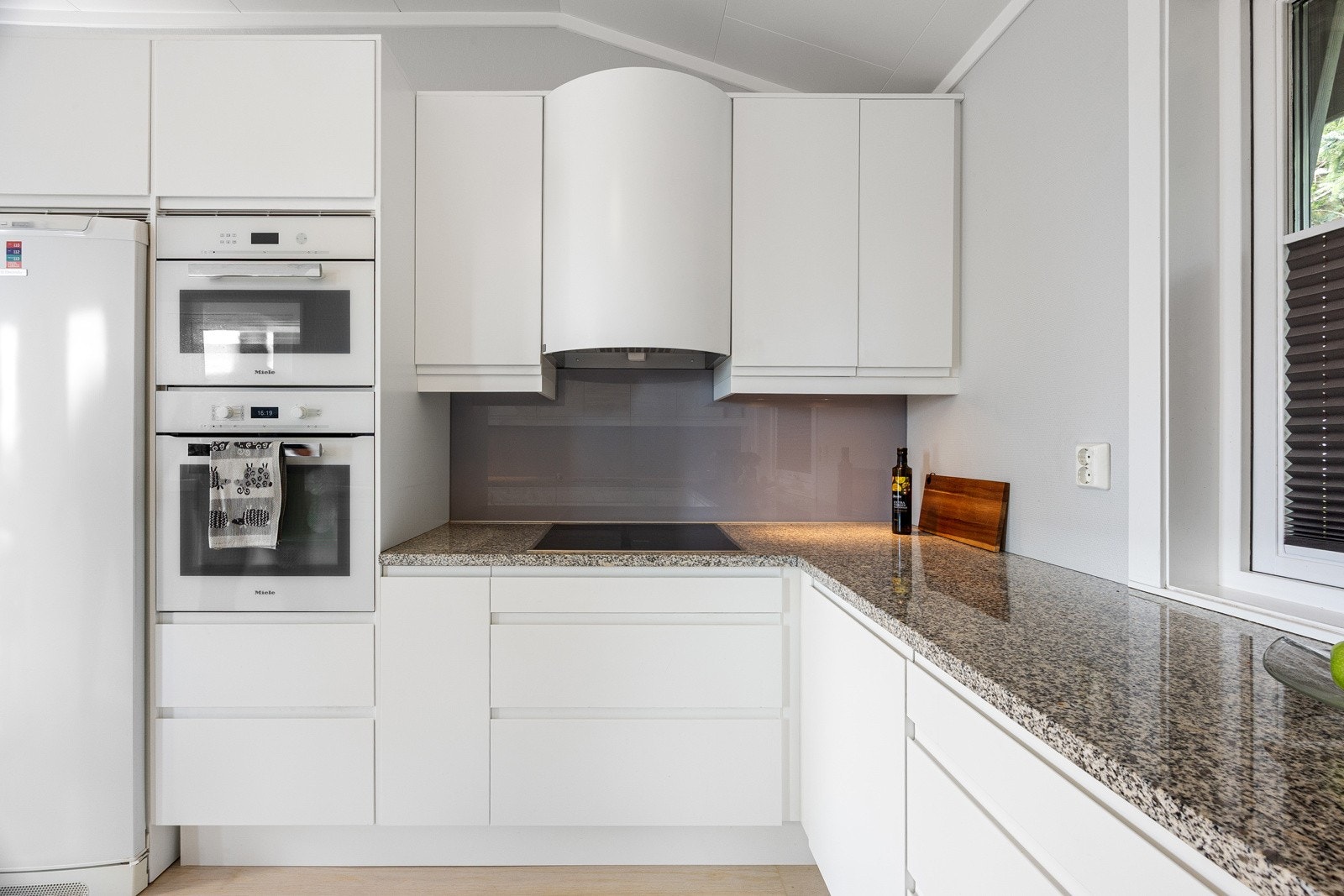 Kjøkkenet har et rent og tidløst design, med belysning under overskapene. Galleribilde