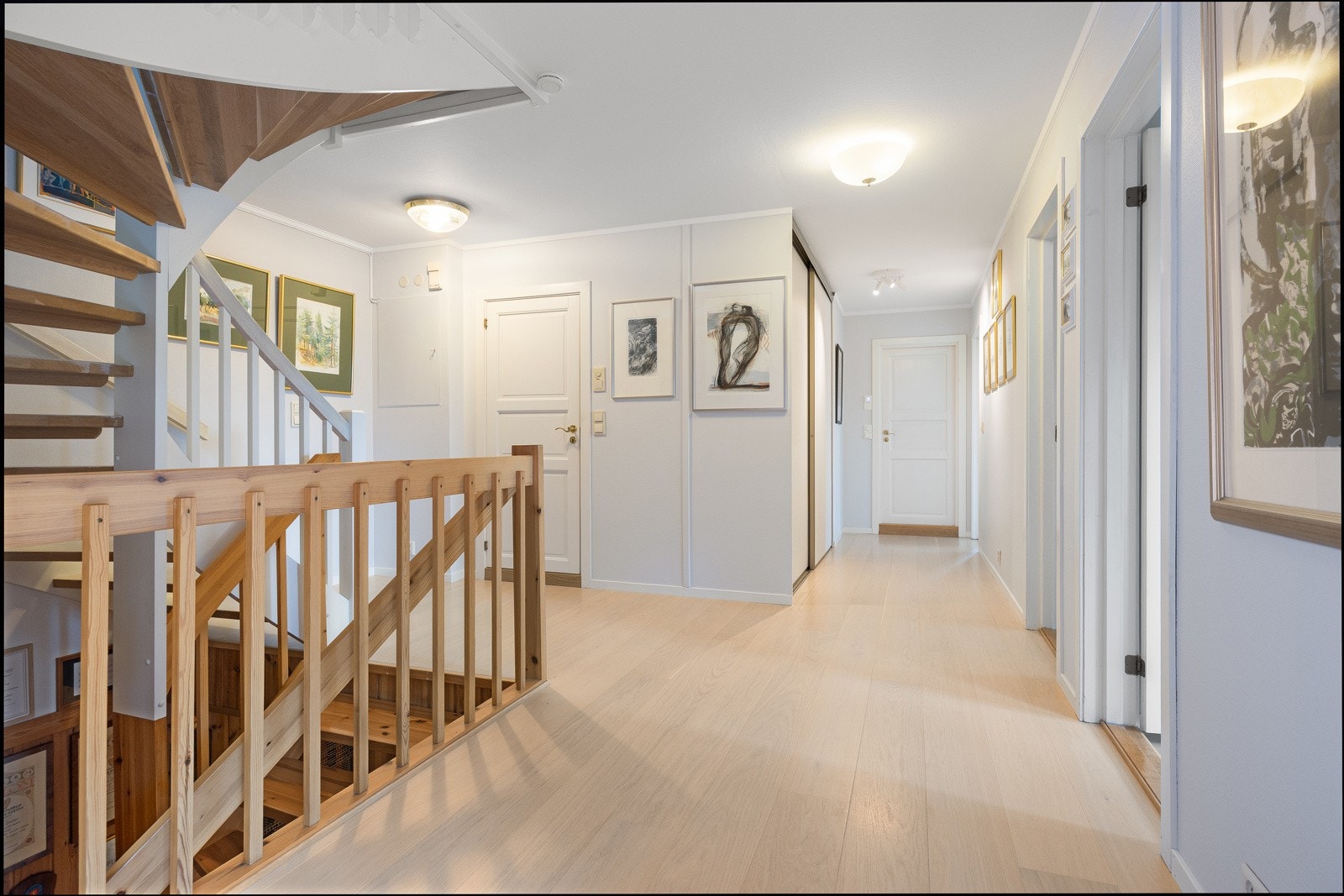 Underetasjen inneholder tre soverom, kjellerstue og to bad, hvorav ett med egen badstue. Galleribilde