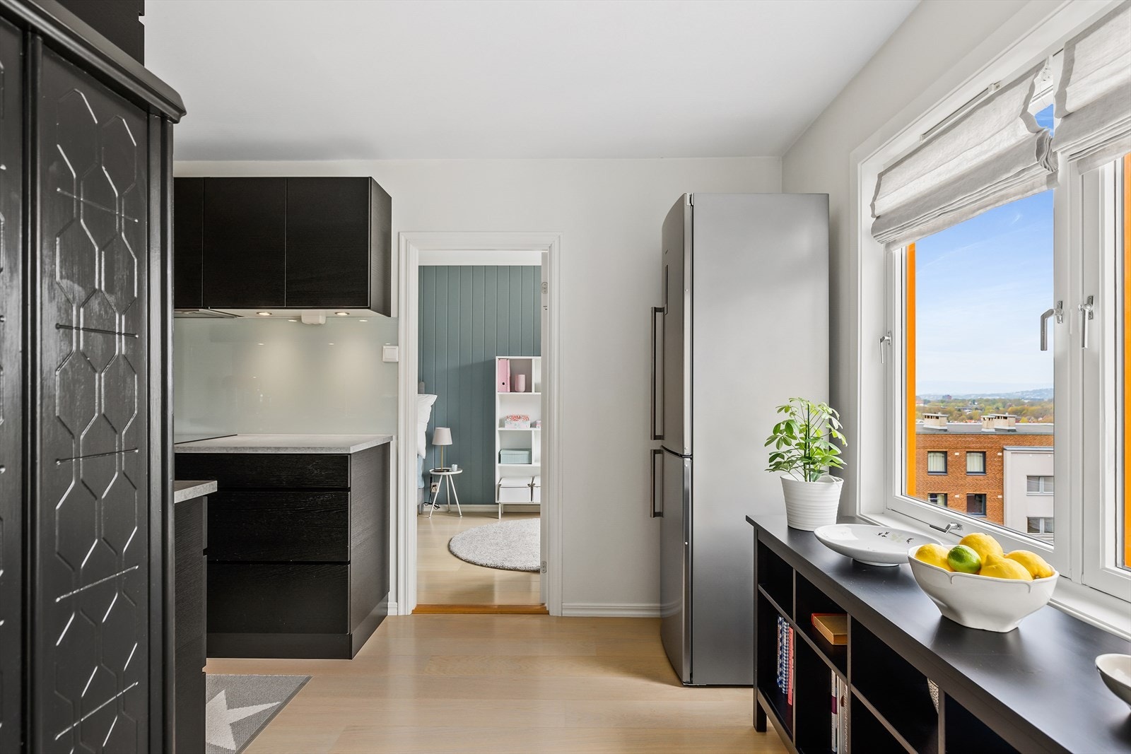 Fra stuen er det videre adkomst til et delikat kjøkken fra 2016 og et stort soverom. Galleribilde