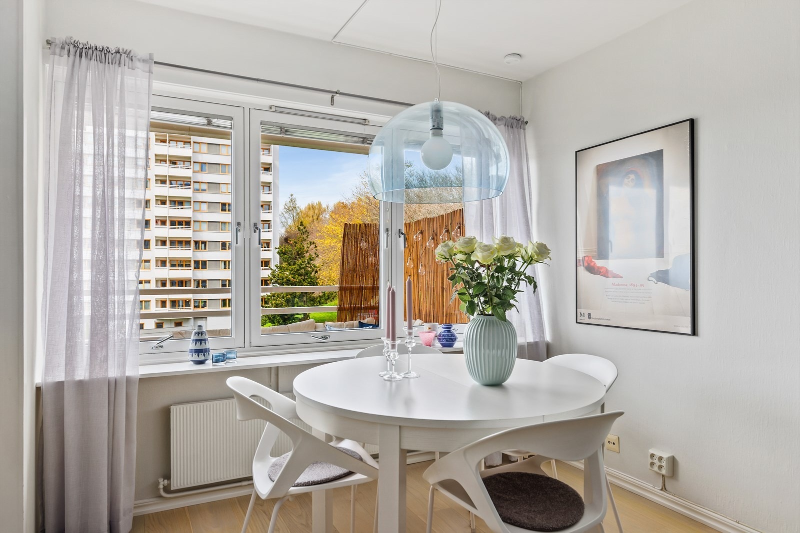 God plass til et koselig spisebord i stuen. Galleribilde