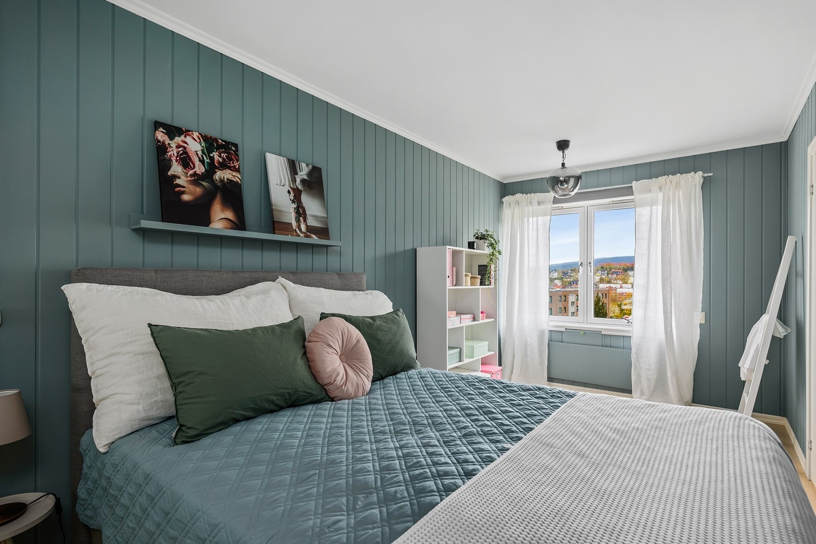 Romslig og lunt soverom med god plass til dobbeltseng og tilhørende nattbord. Galleribilde