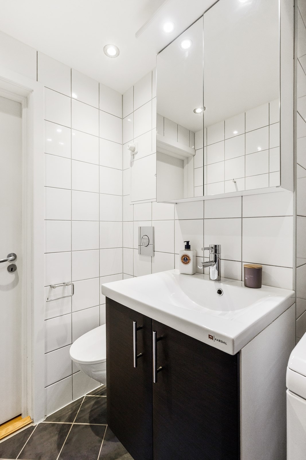 Badet har gulvvarme og opplegg for vaskemaskin. Galleribilde