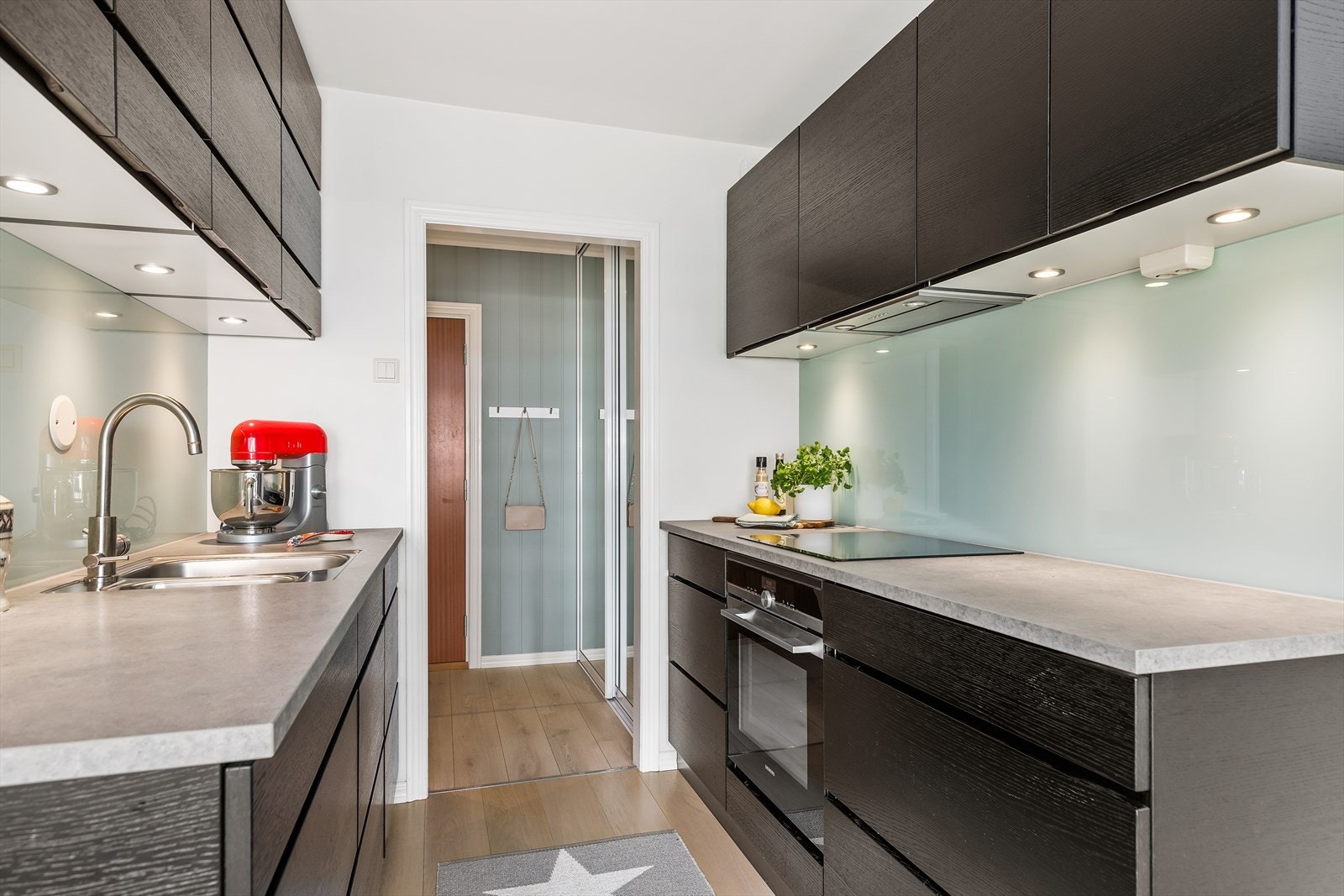 På kjøkkenet er det godt med skap- og benkeplass. Galleribilde