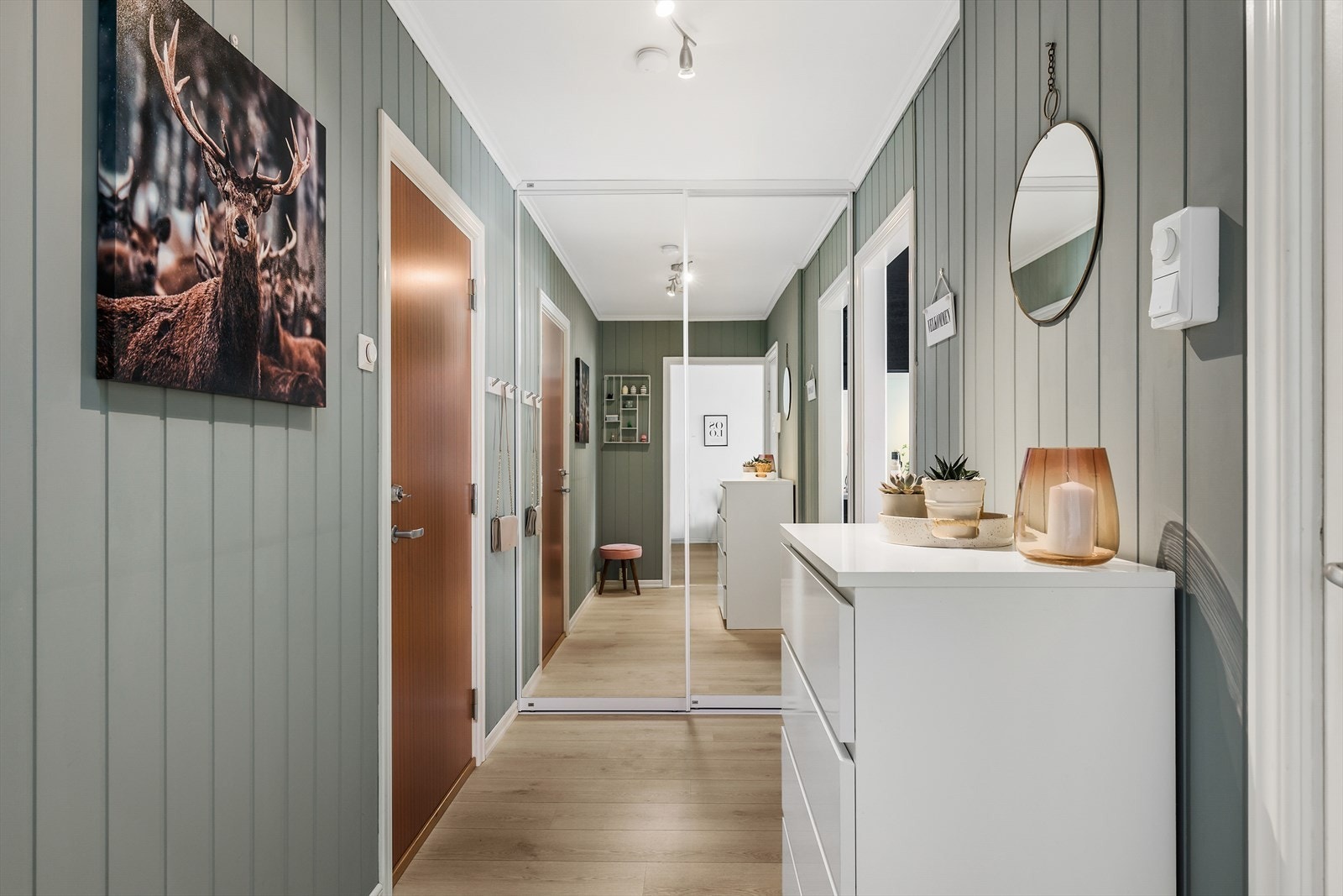 Velkommen inn i en innbydende og romslig entré. Galleribilde