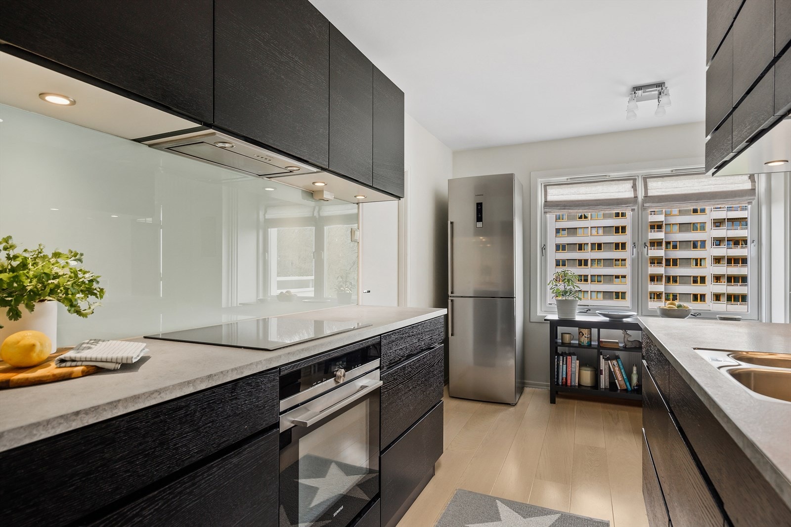 Kjøkkeninnredning med pene fronter og benkeplate av laminat. Galleribilde