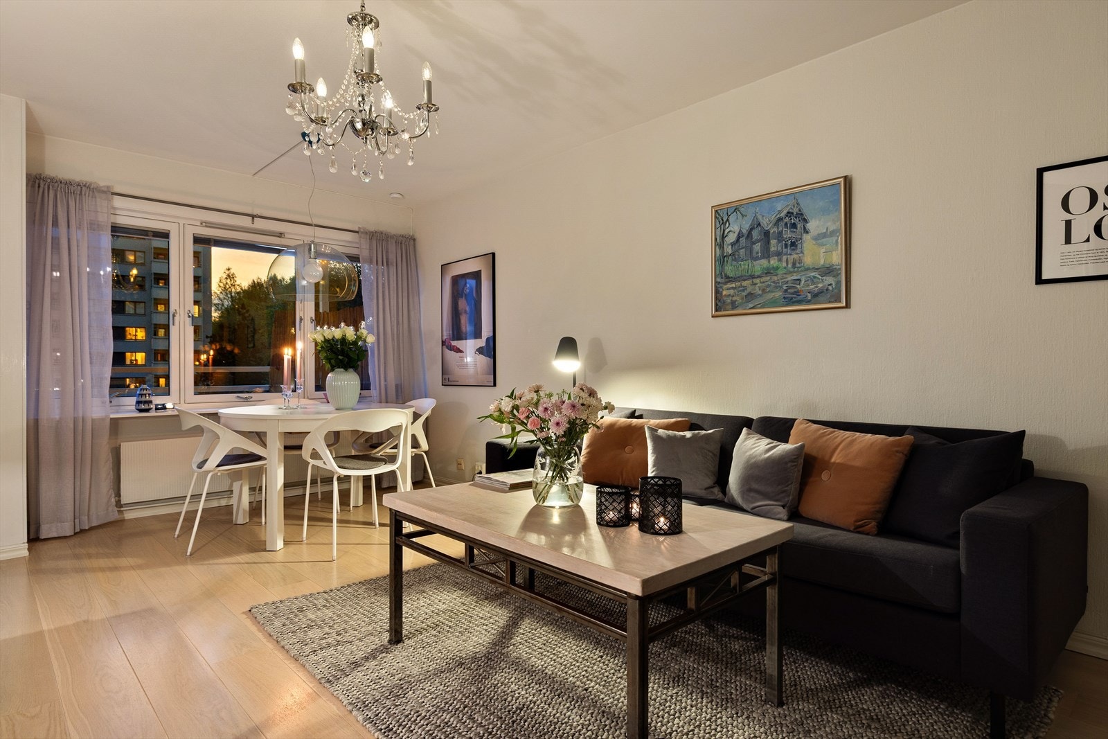 Hyggelig kveldsstemning i stuen. Galleribilde