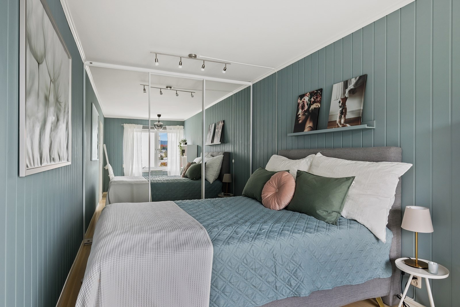 Rikelig med oppbevaringsplass i skyvedørsgarderobe. Galleribilde