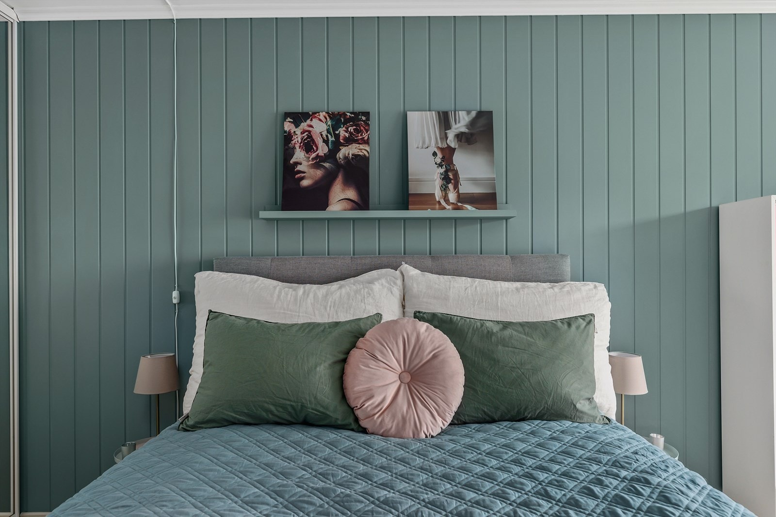 Rommet er malt i en lys og behagelig fargetone. Galleribilde