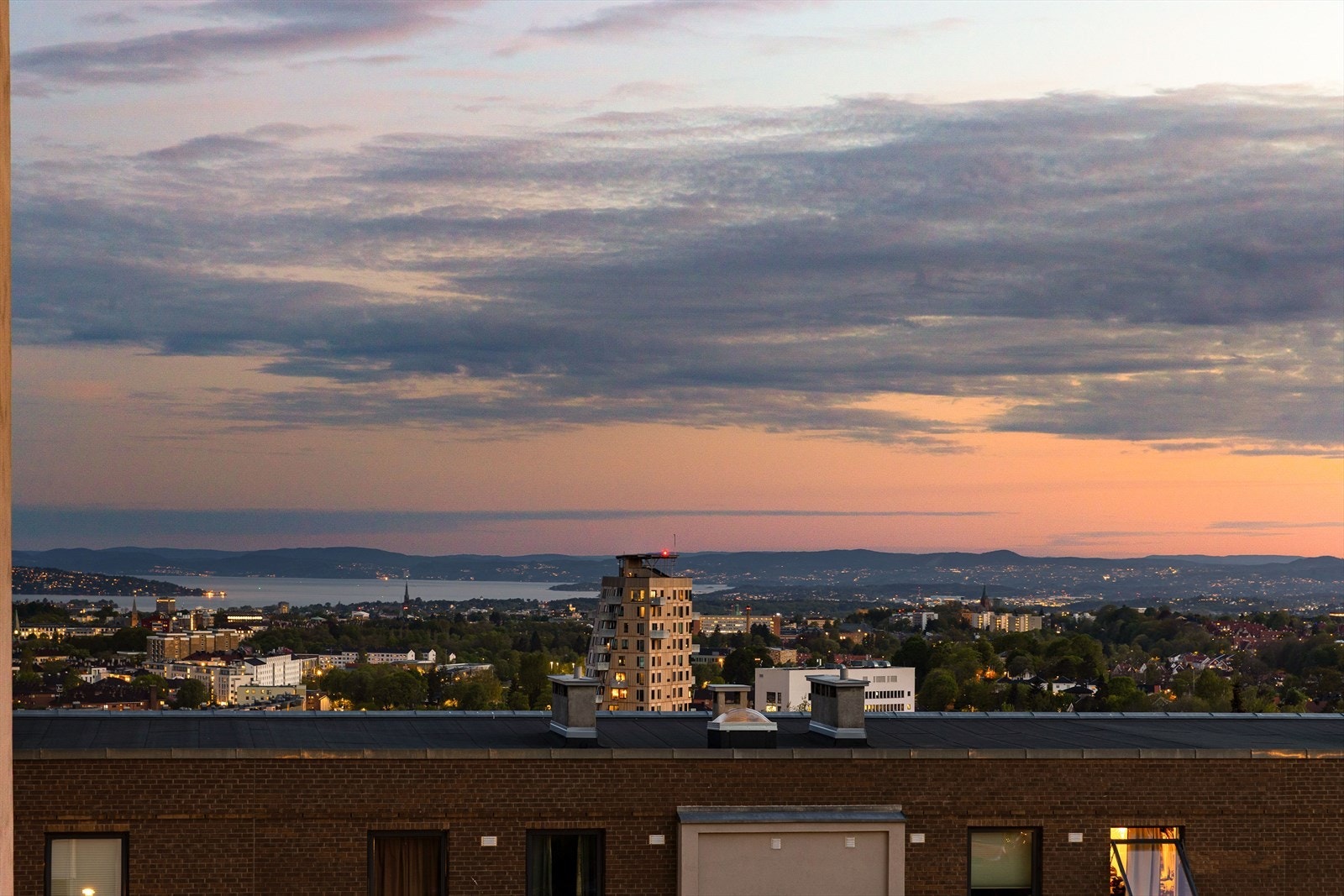 Velkommen til denne sjarmerende og romslige 2-romsen med attraktiv beliggenhet på Grefsen. Galleribilde