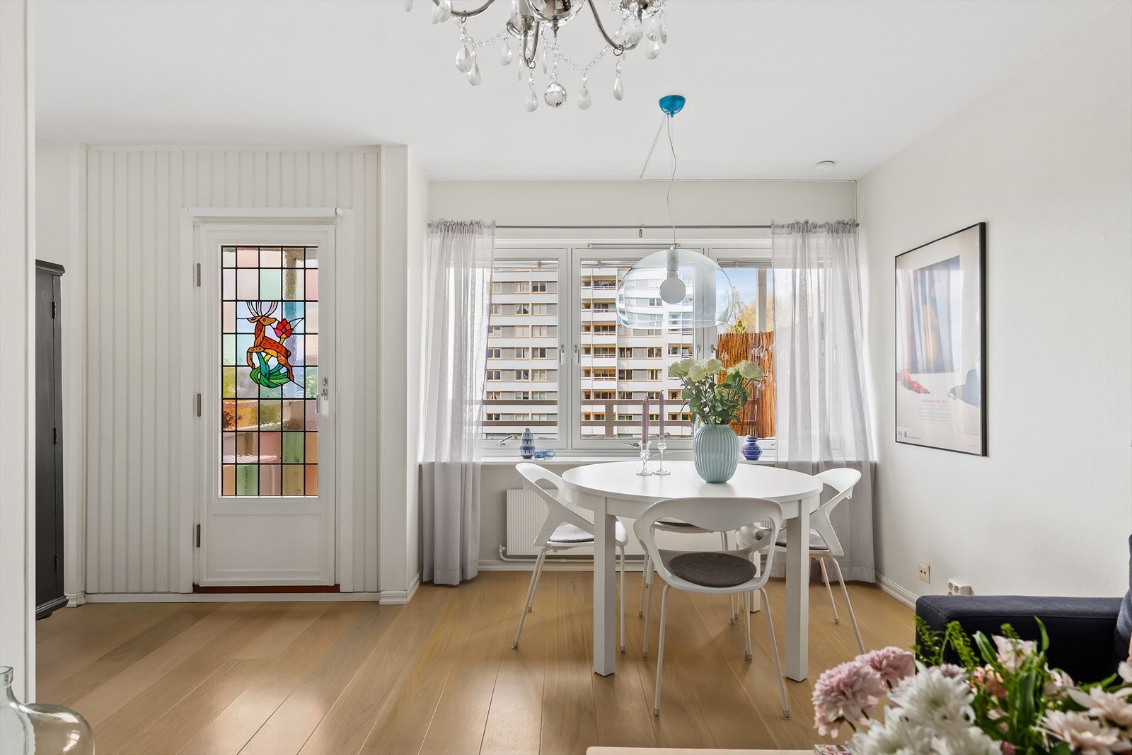 Fra stuen er det utgang til en herlig balkong på ca. 8 kvm. Galleribilde