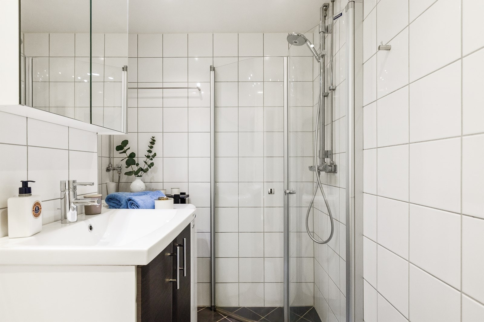 Det ble montert nye led downlights på badet i 2025. Galleribilde