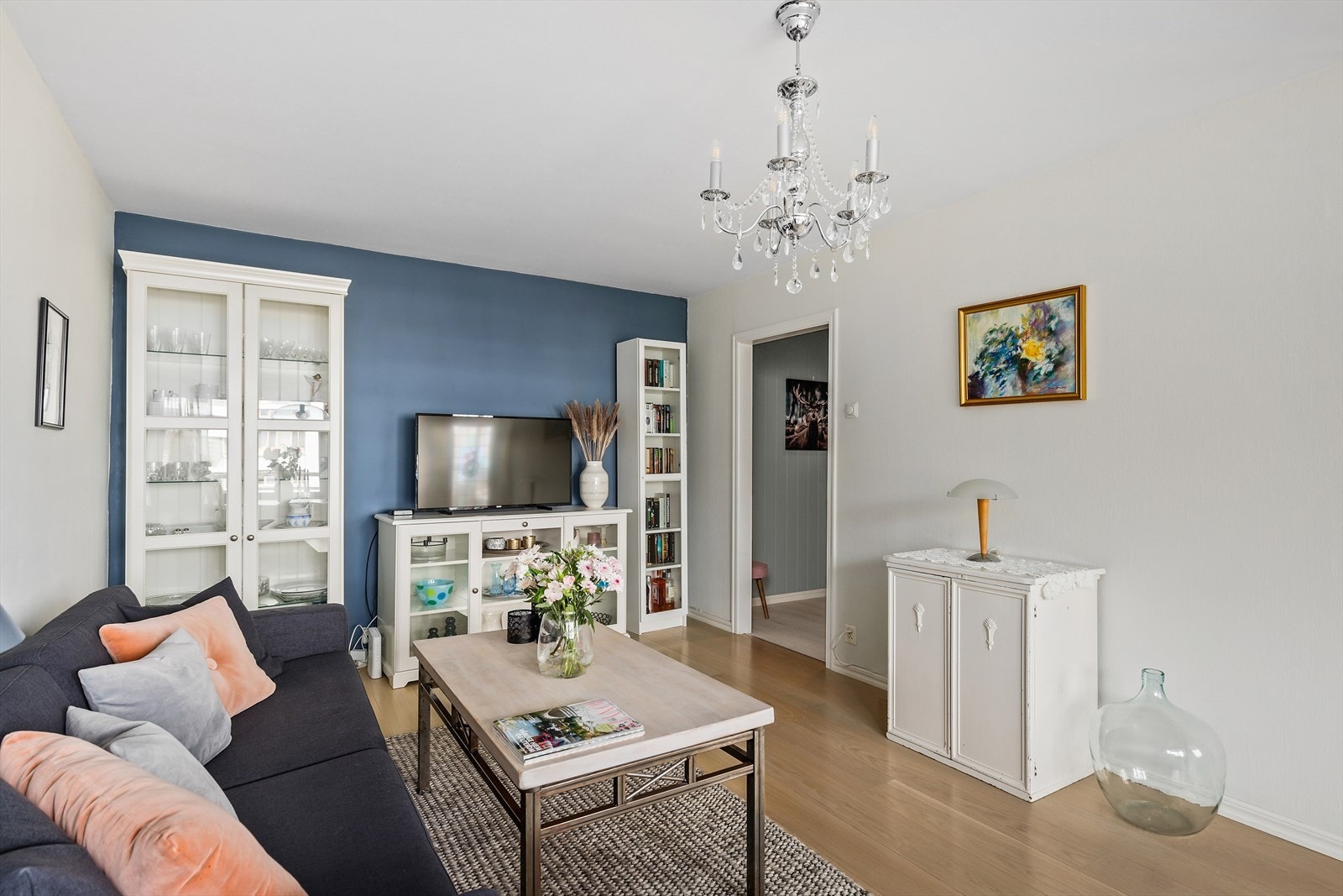 Ny parkett lagt i leiligheten i 2016, med unntak av et slitesterkt laminatgulv i entreen. Galleribilde