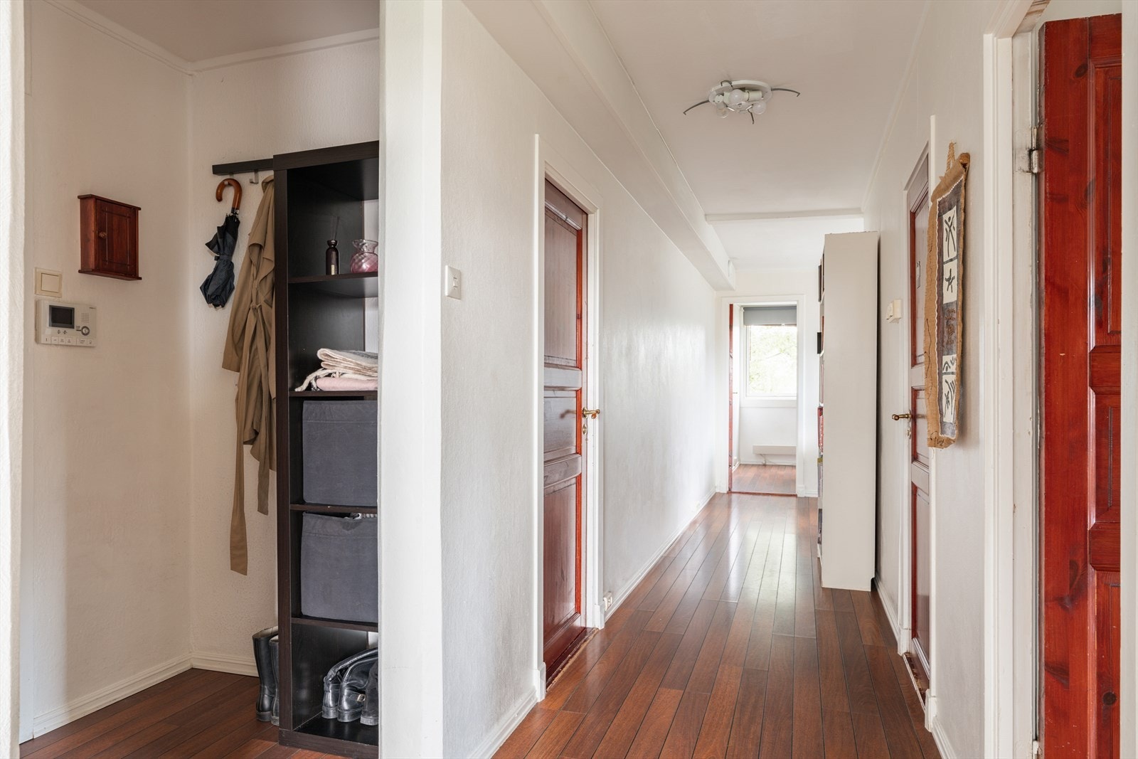Romslig og innbydende entré med god lagringsplass. Galleribilde