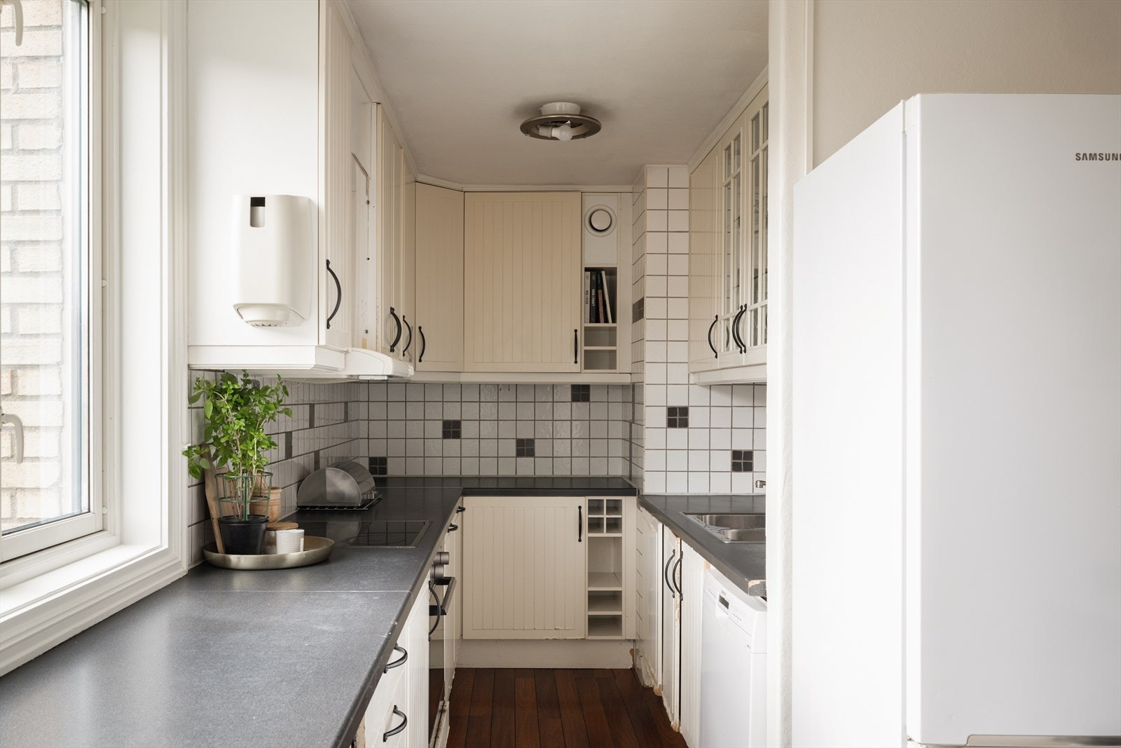 Romslig kjøkken med rikelig benkeplass og gode muligheter for matlaging. Galleribilde