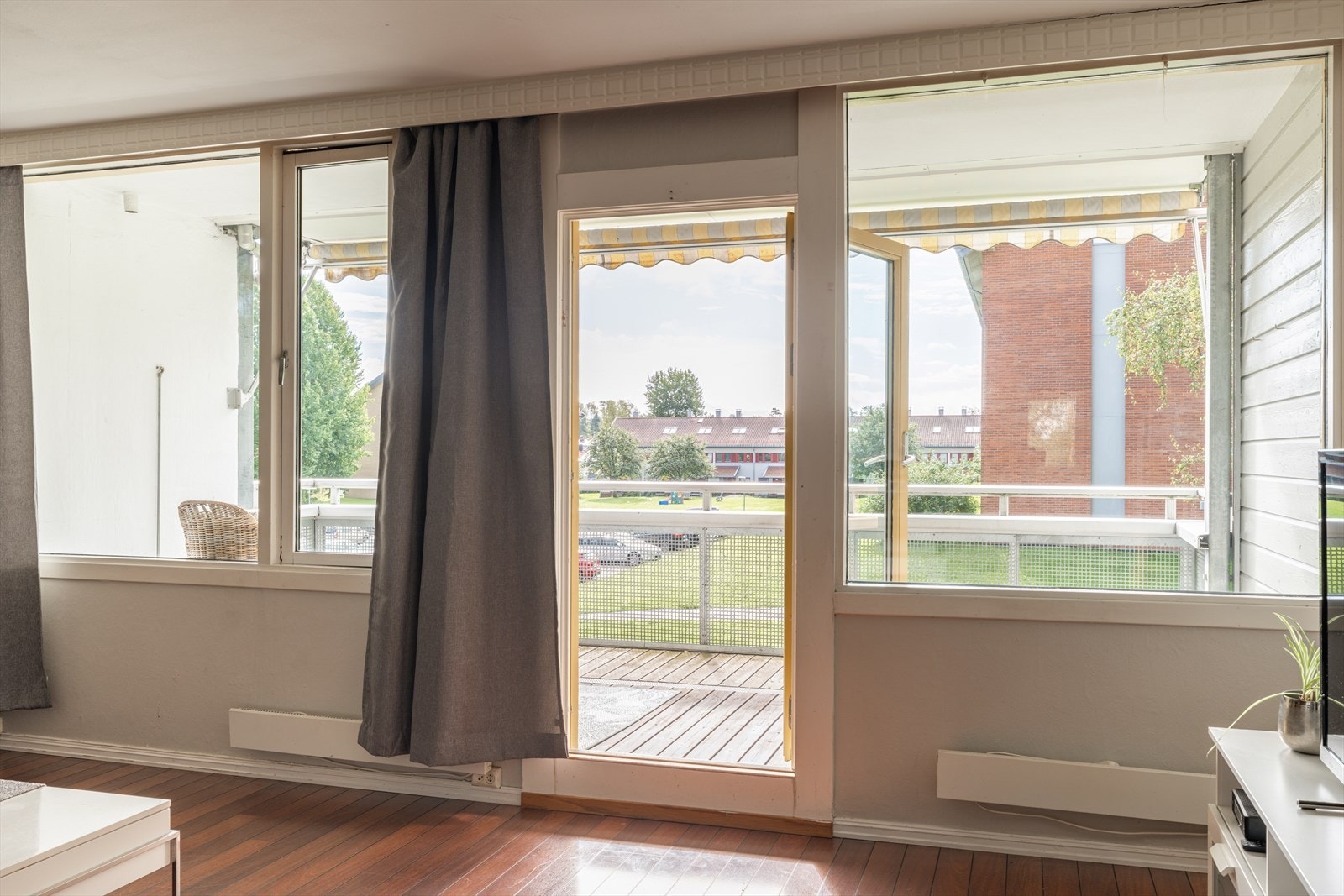 Direkte utgang fra stuen til en stor balkong med plass til sittegruppe og beplantning. Galleribilde