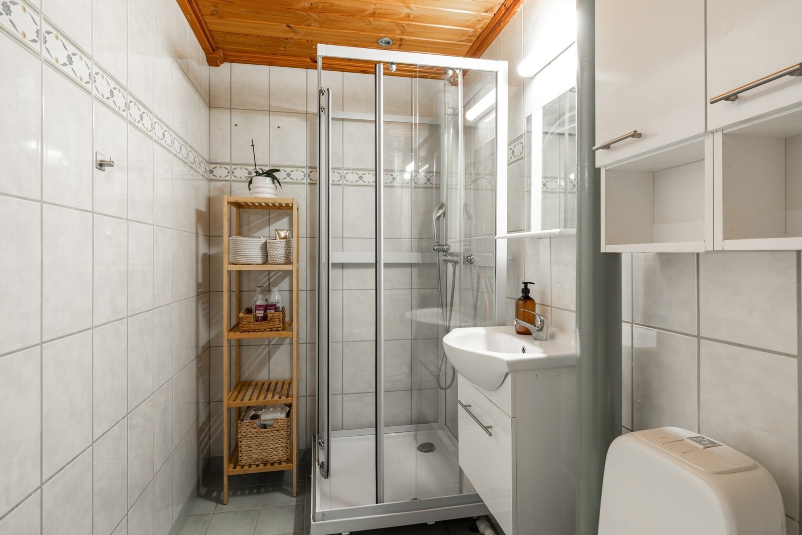 Lys og romslig baderomsinnredning. Galleribilde