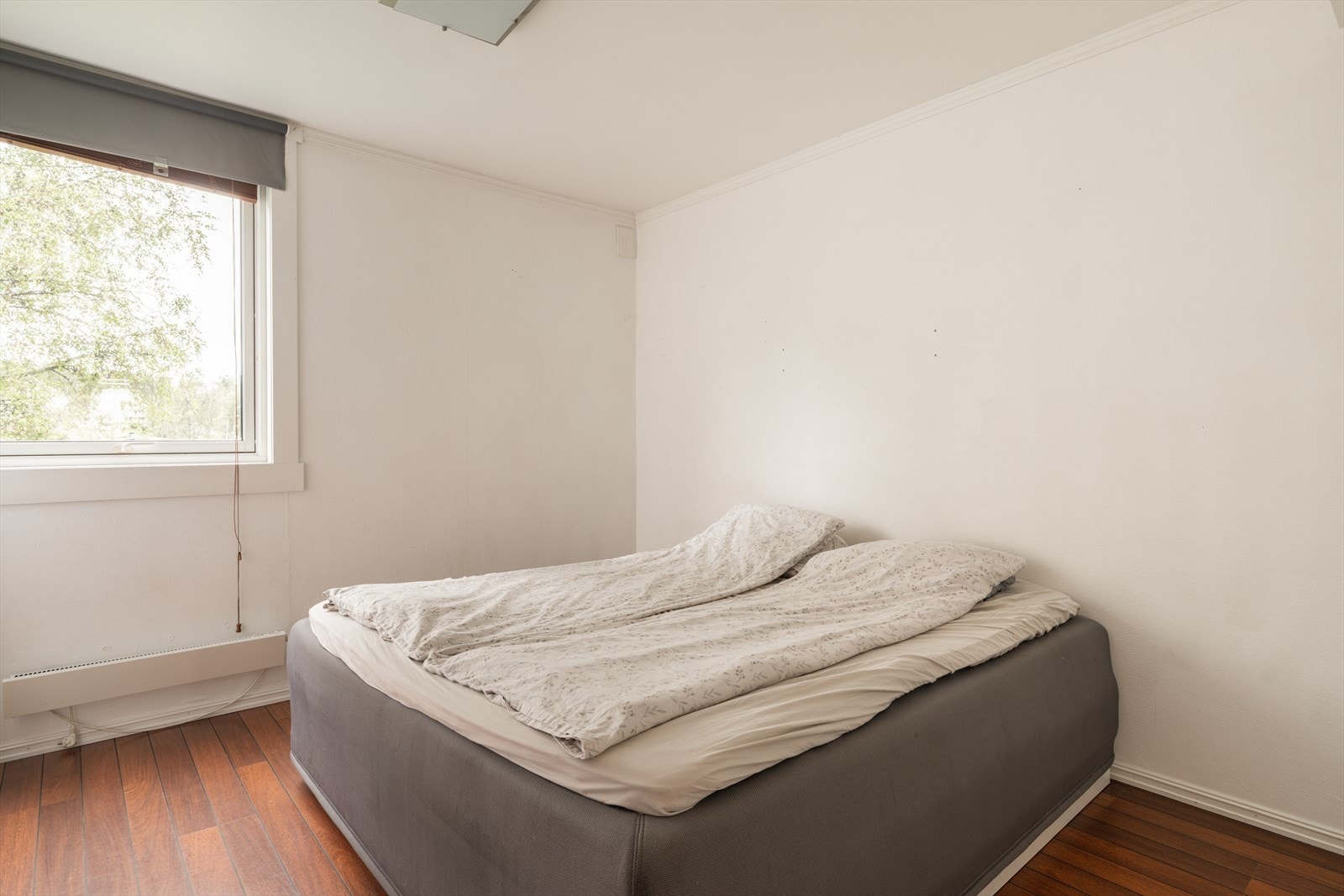 Hovedsoverommet er romslig og gir plass til stor dobbeltseng, nattbord og øvrig møblement. Galleribilde