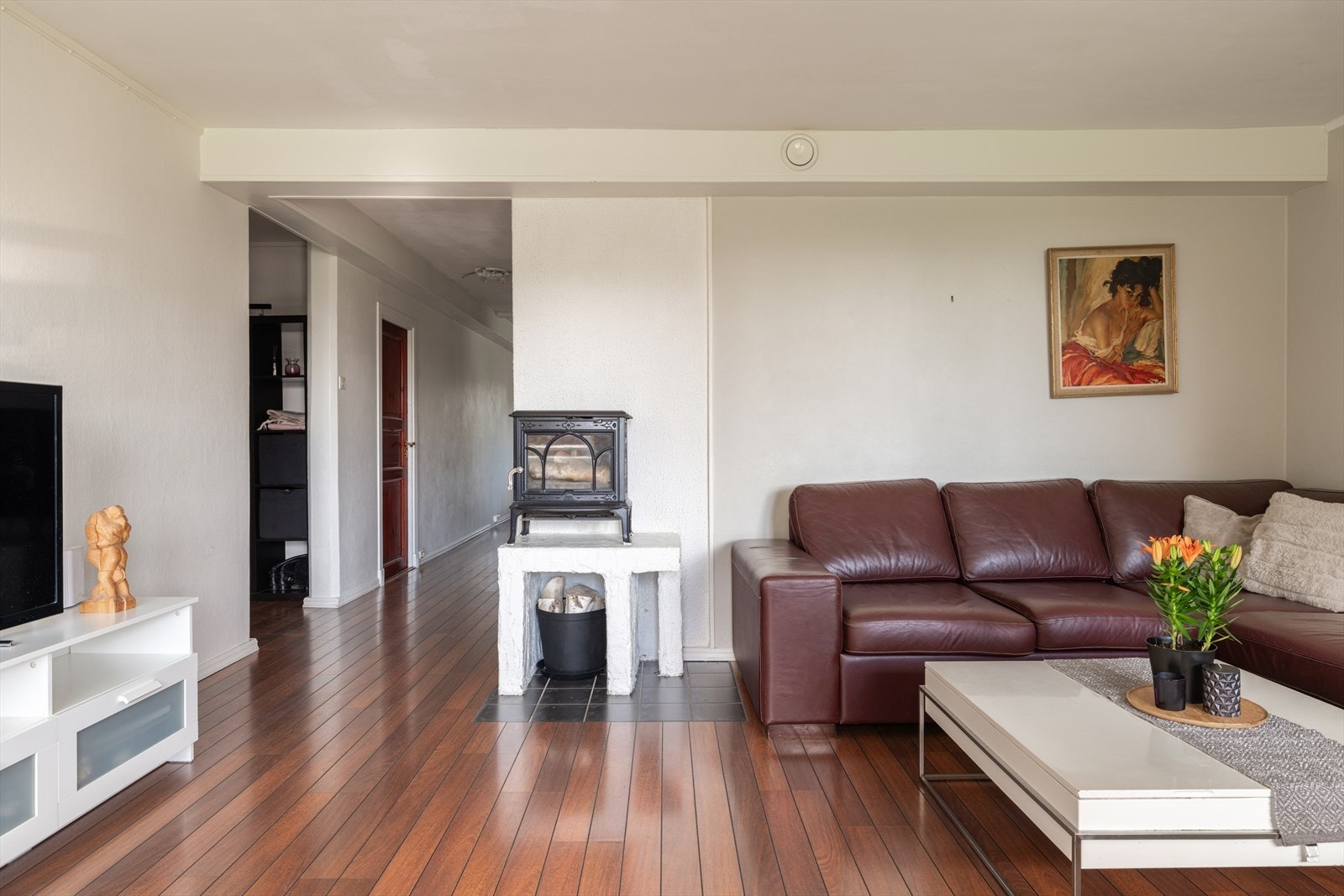 Stuen gir fleksible møbleringsmuligheter med rom for stor sofa og TV-seksjon. Galleribilde