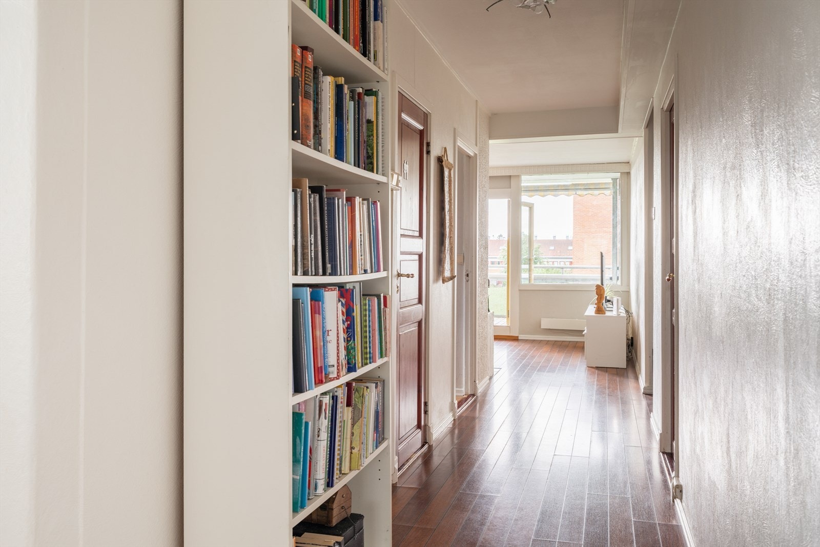 Romslig gang som fungerer som en praktisk forbindelse mellom rommene. Galleribilde