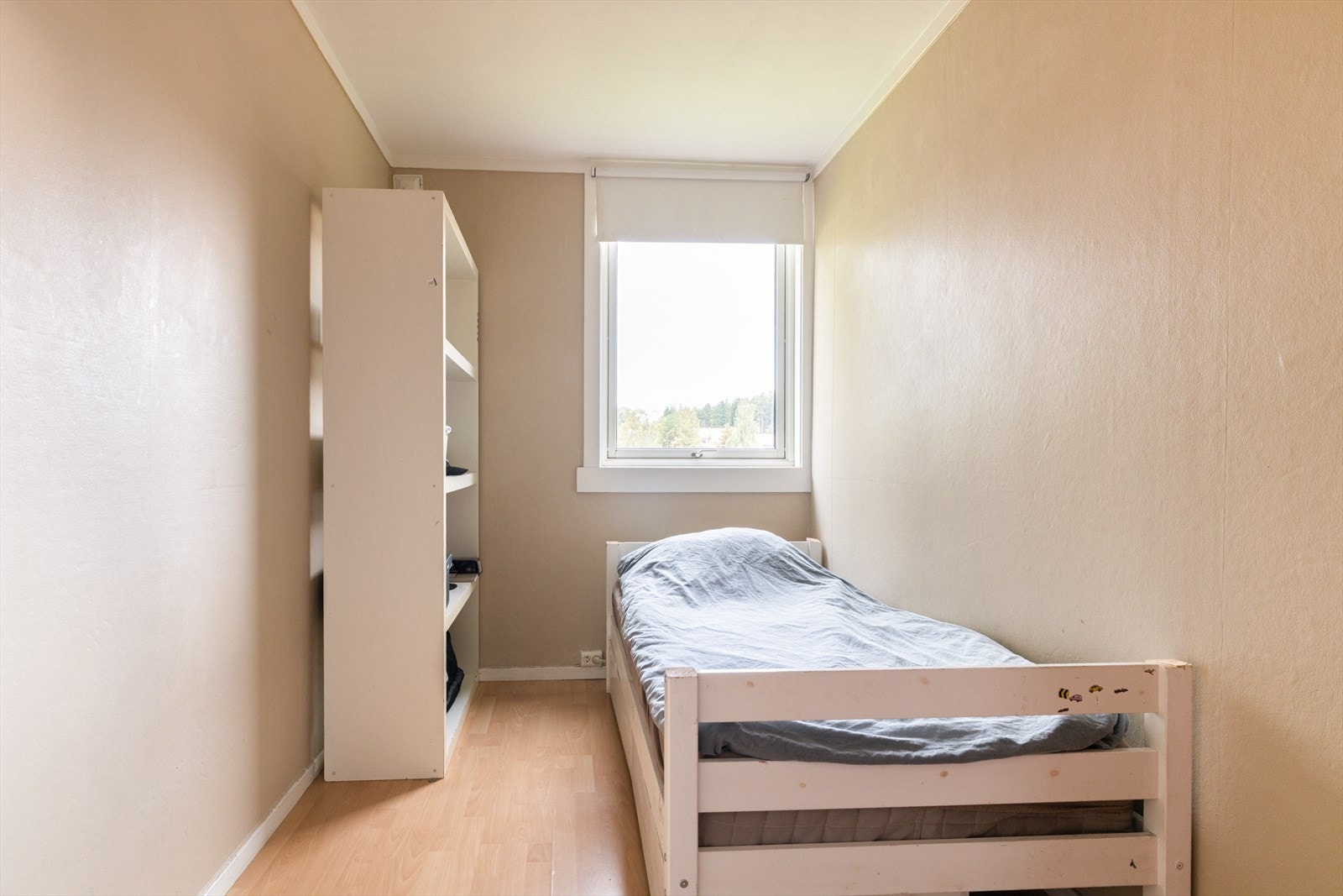 Romslig soverom med mulighet for seng, nattbord og praktiske oppbevaringsløsninger. Galleribilde