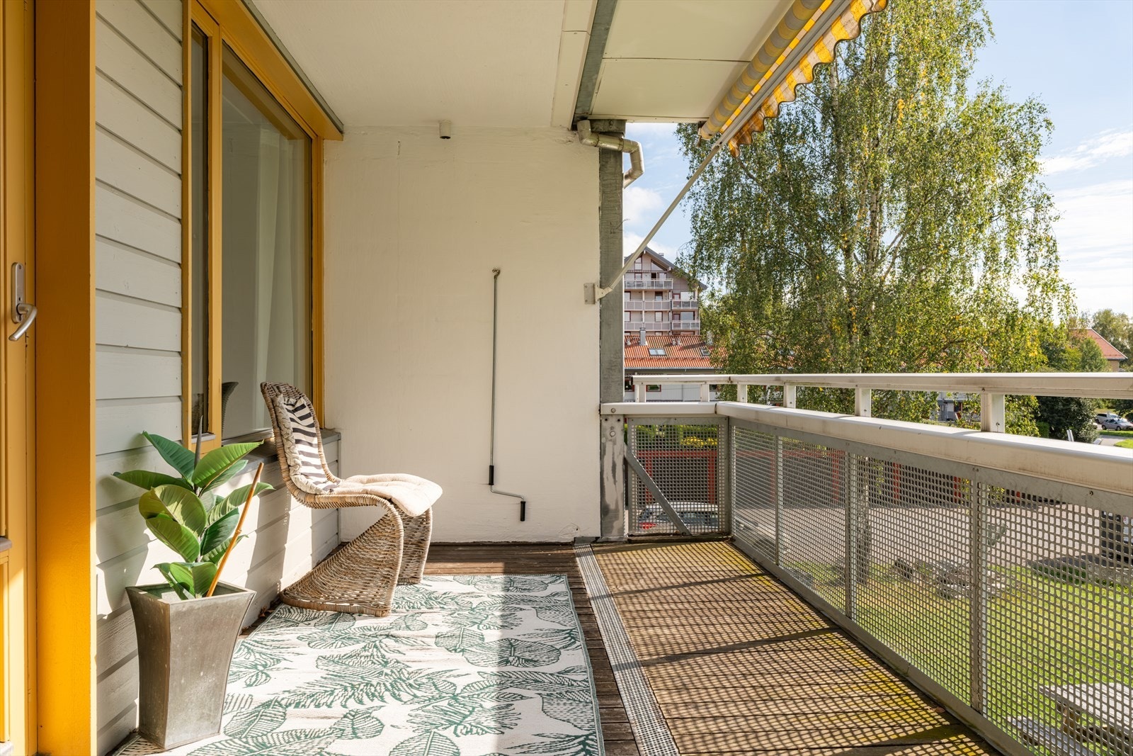 En romslig balkong som enkelt kan tas i bruk som en forlengelse av oppholdsrommet. Galleribilde