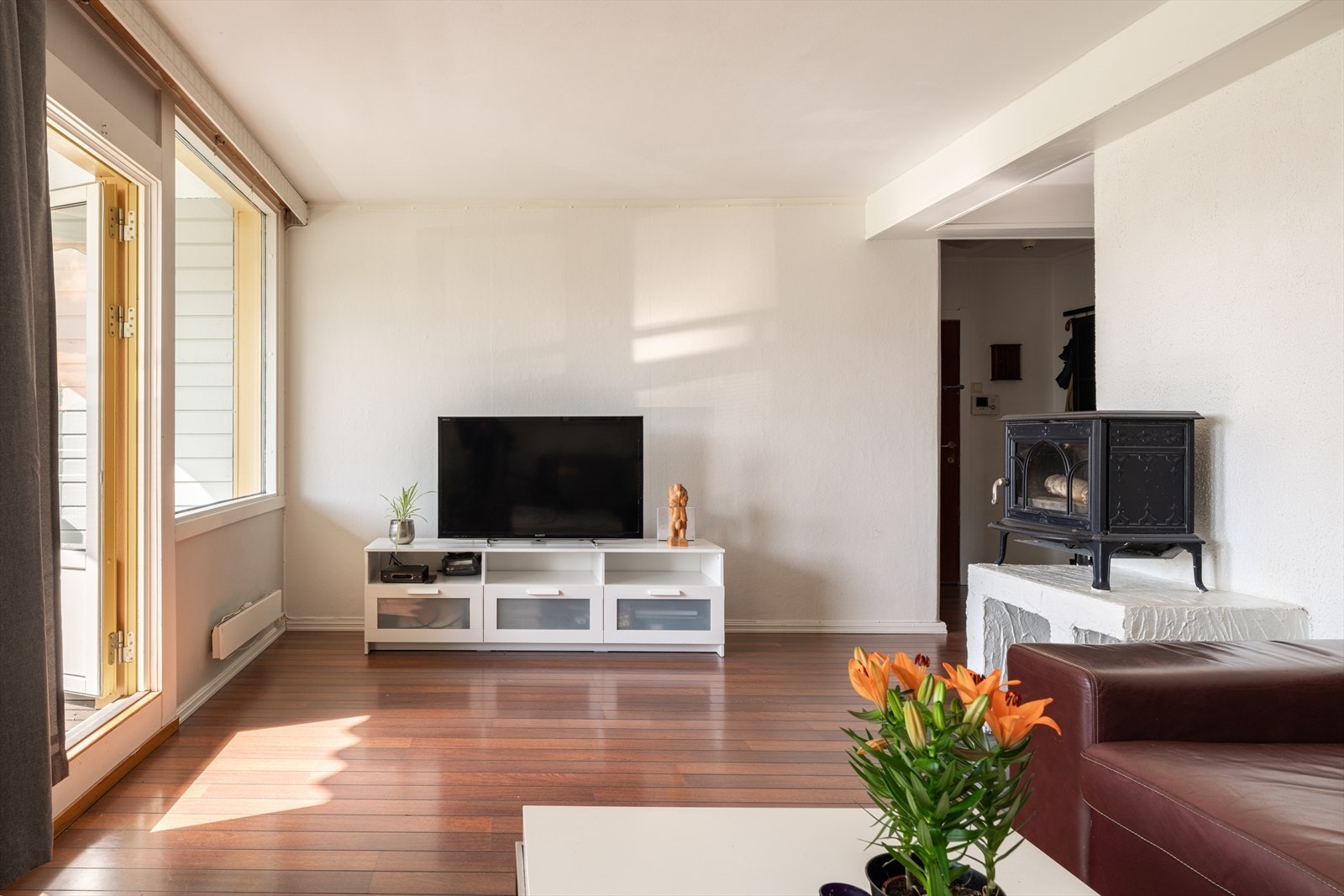 Generøse vindusflater sørger for flott naturlig lys gjennom hele rommet. Galleribilde