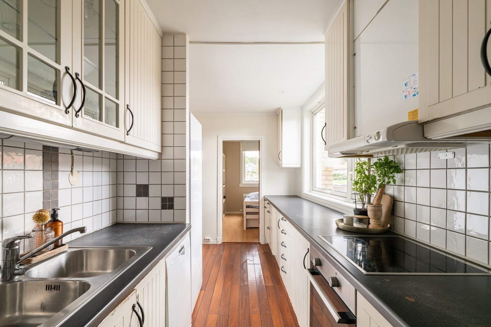 Praktisk kjøkken med mye skapplass og godt med arbeidsflater. Galleribilde