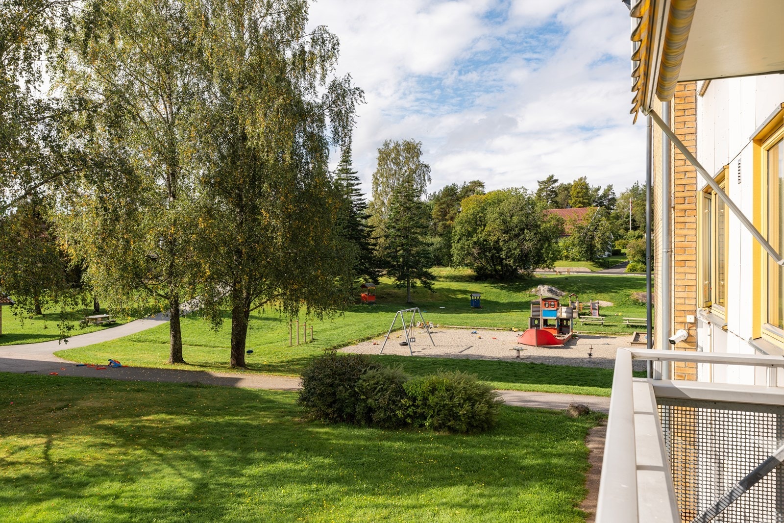 Balkongen har hyggelig utsikt mot grønne omgivelser. Galleribilde