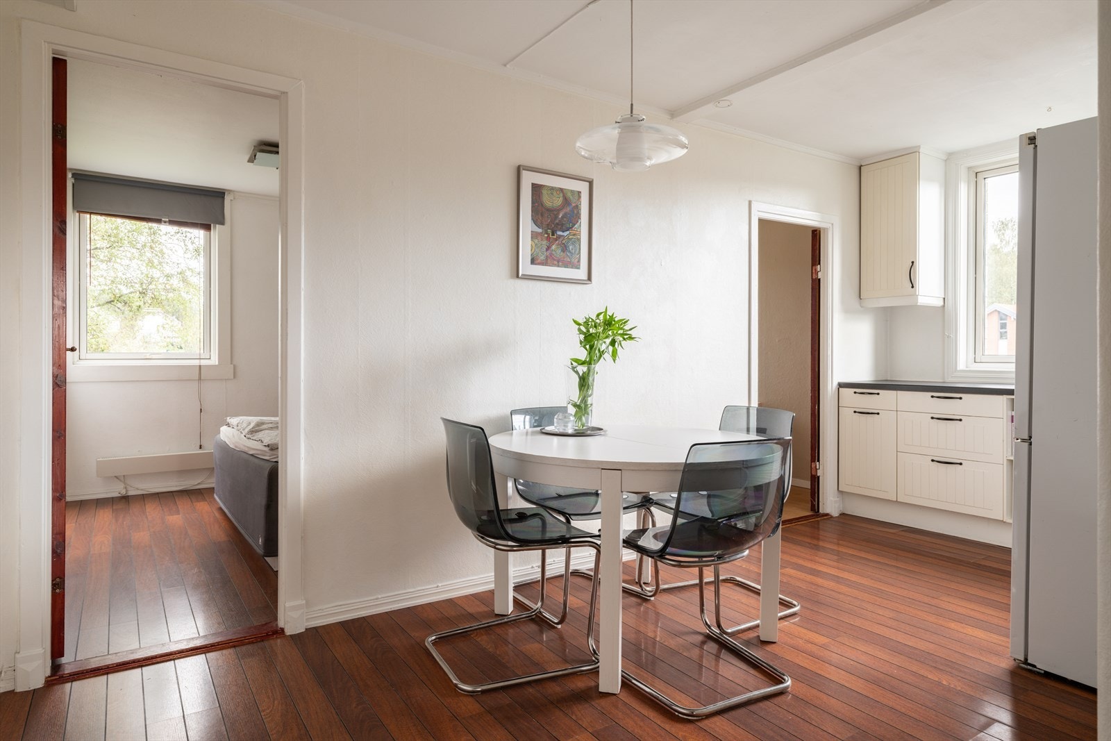 God plass til spisebord, ideelt for å samle familie og venner til hyggelige måltider. Galleribilde