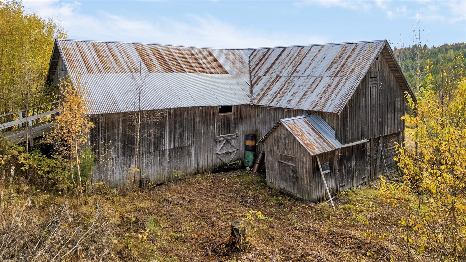 Låve på eiendommen. Galleribilde