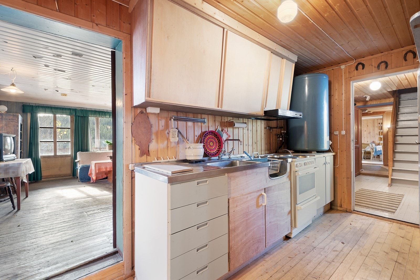 Delvis åpen løsning mellom kjøkken og stue. Galleribilde