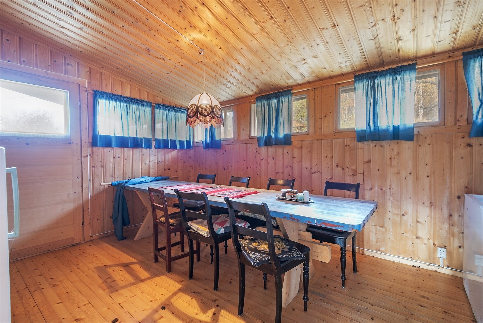 Plass til et langbord hvor man kan nyte et godt måltid. Galleribilde