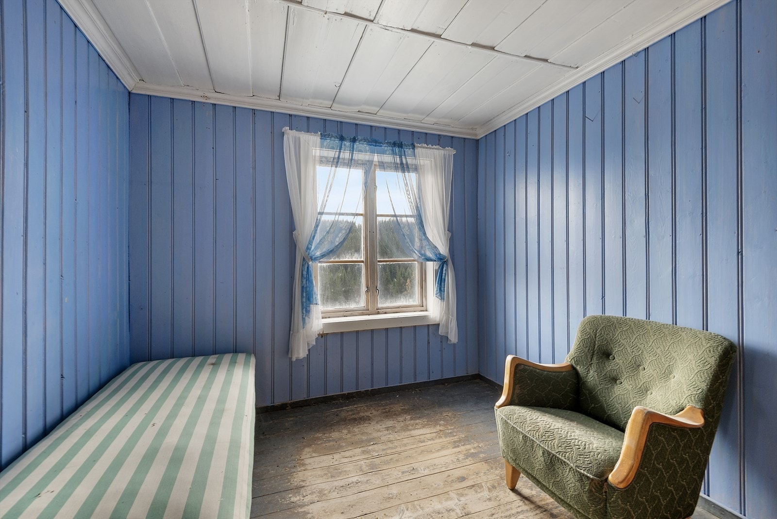 Soverom med utsikt mot naturen. Galleribilde