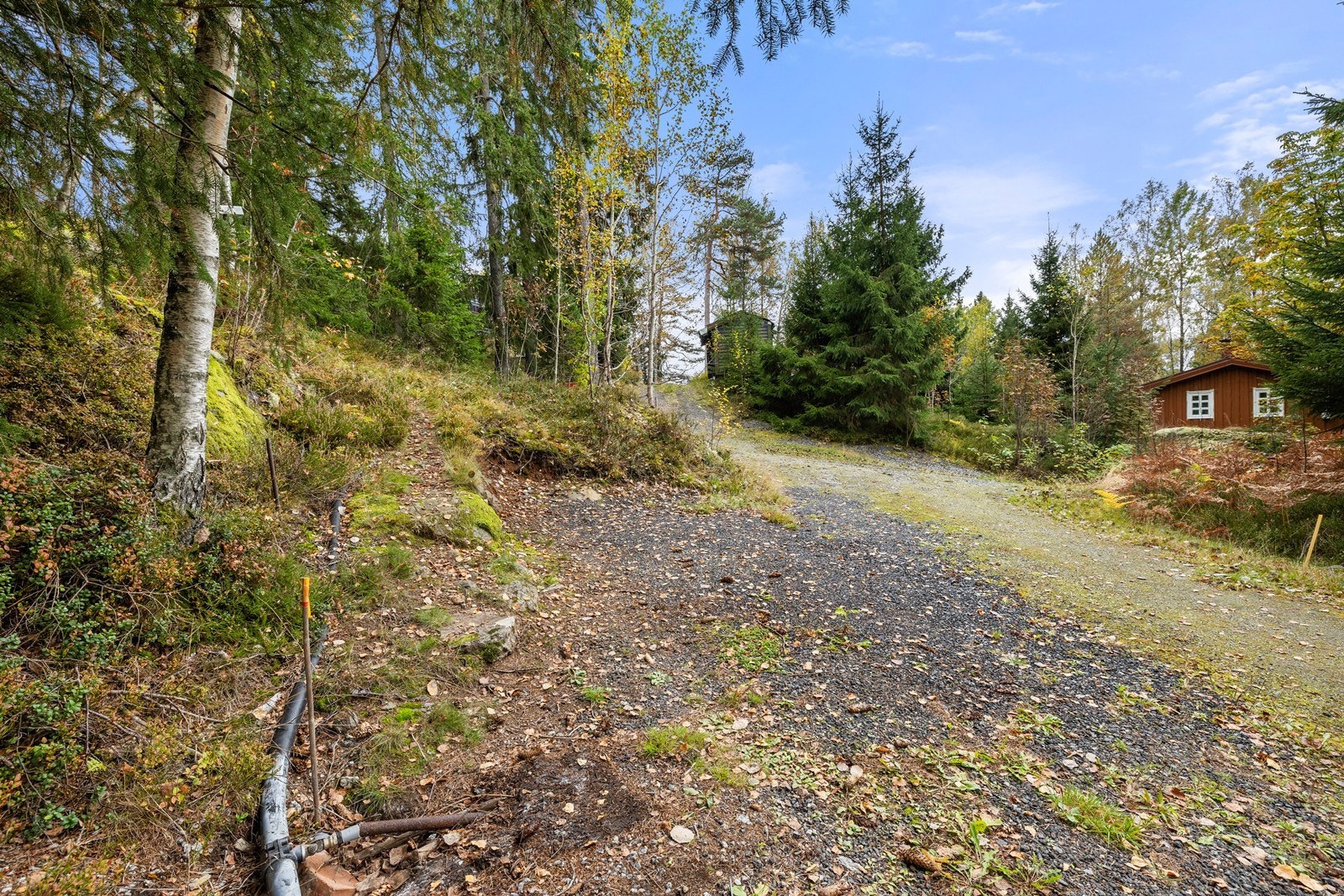 Det disponeres en liten parkeringsplass med plass til to biler. Fra parkering er det ca 350 meter gange til hytta. Galleribilde